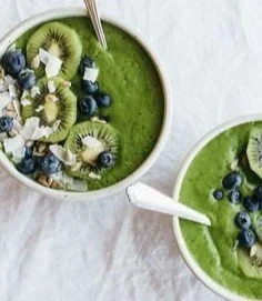 Clean Green Smoothie Bowl 4 Delicious Clean Green Smoothie Bowl topped with fresh fruits and seeds