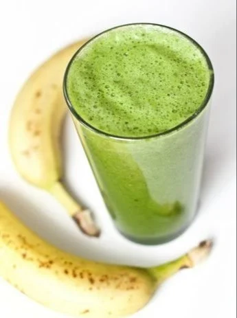 Healthy fat burning green smoothie with spinach, kale, and green apple ingredients