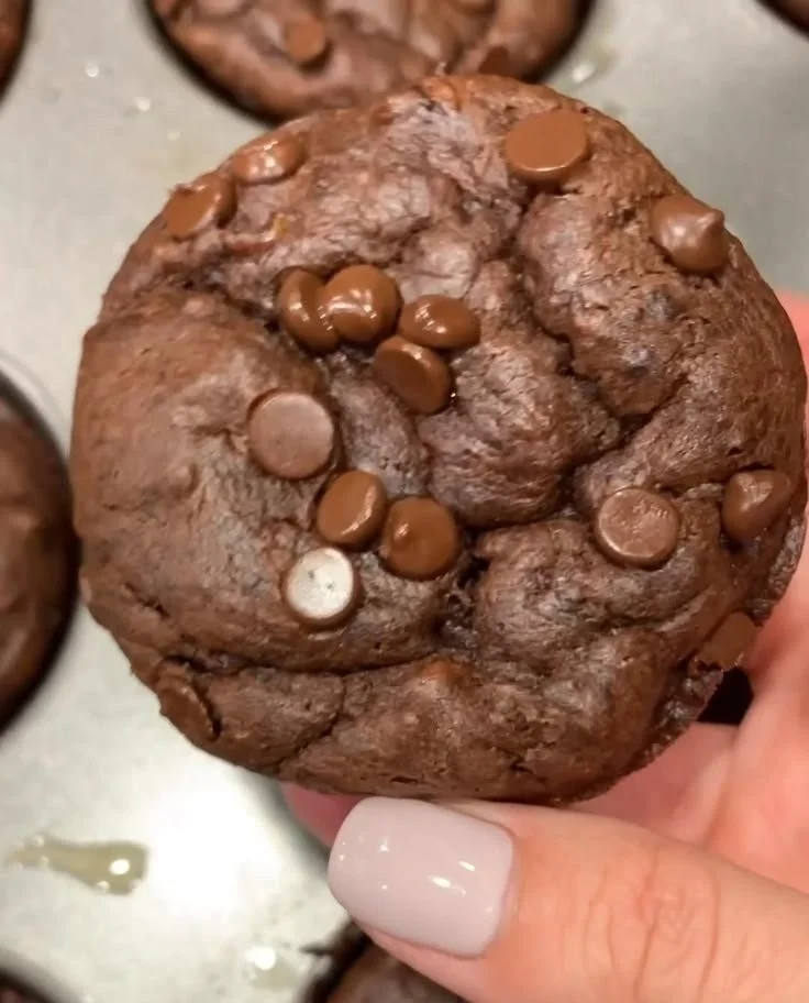 Flourless Chocolate Muffins: A Guilt-Free Indulgence 4 Flourless chocolate muffins baked to perfection for a guilt-free treat.