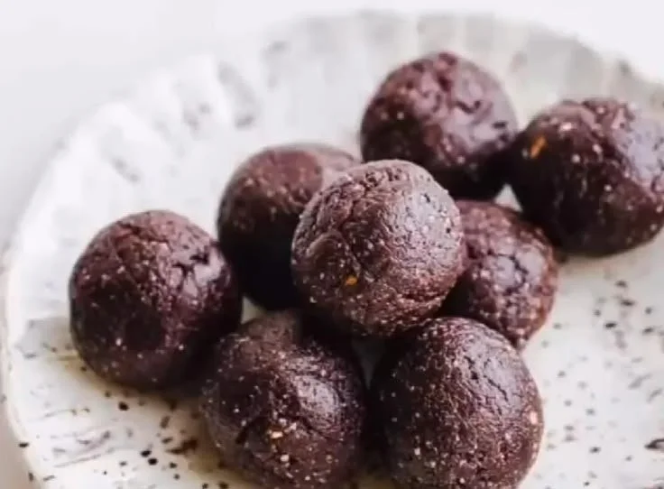 Healthy chocolate energy date balls for a nutritious snack