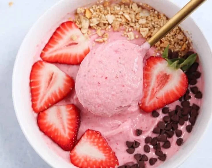 Strawberry Greek Yogurt Smoothie Bowl 6 Strawberry Greek Yogurt Smoothie Bowl