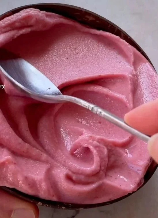 The Best Strawberry Banana Smoothie Bowl