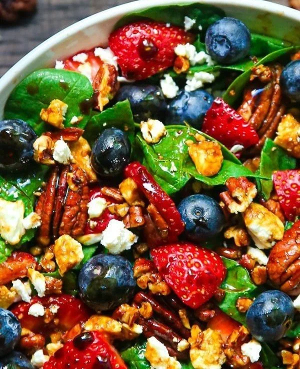 30-minute strawberry spinach salad with fresh strawberries and spinach greens