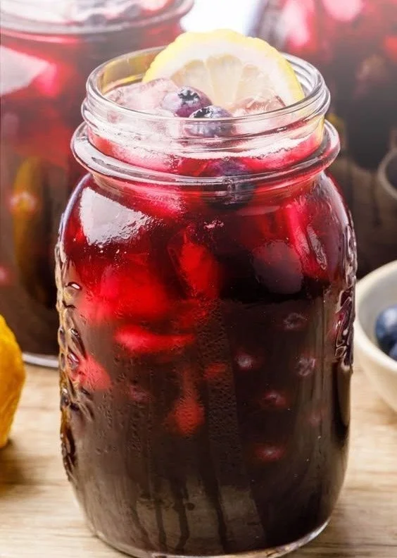 Blueberry Lemon Iced Tea 4 Refreshing Blueberry Lemon Iced Tea served in a glass with fresh blueberries and lemon slices.