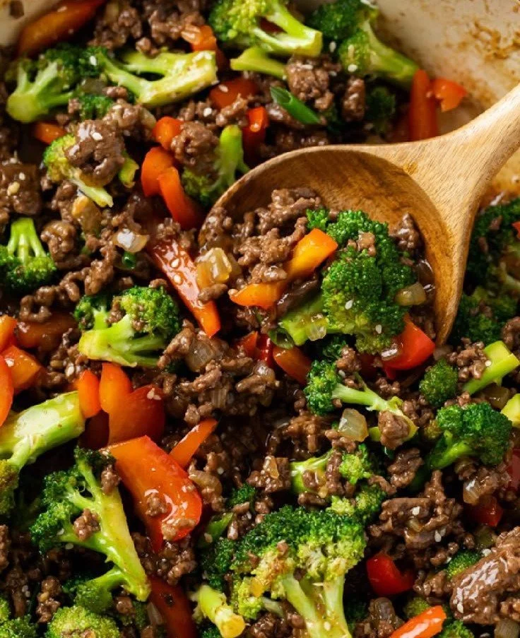 Ground Beef and Broccoli 4 Plate of ground beef and broccoli stir-fry served with rice