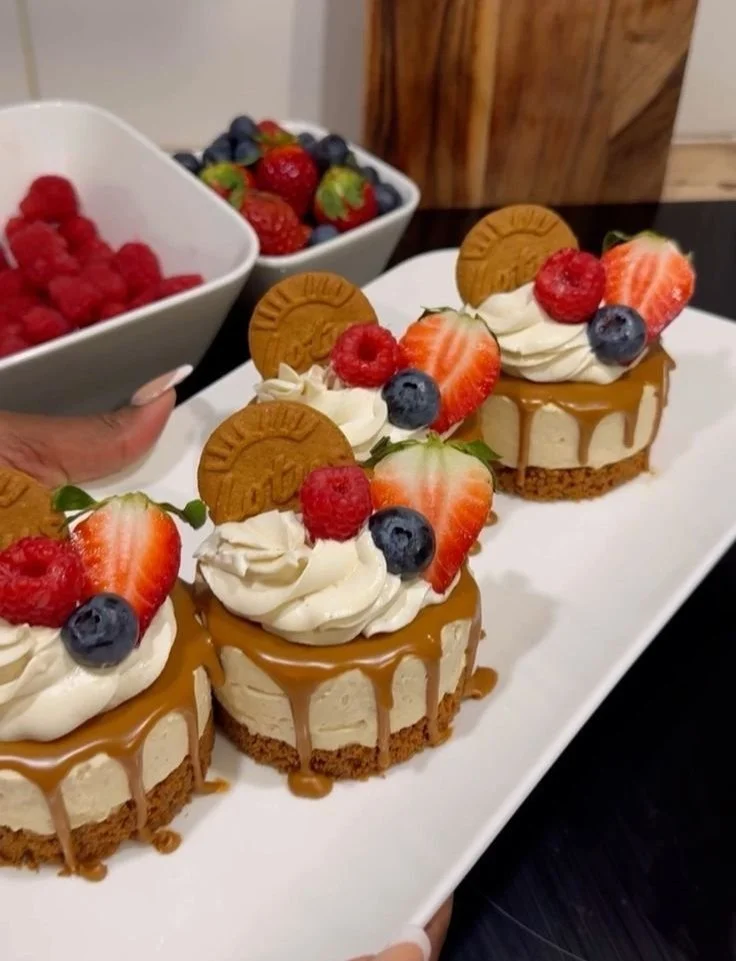 Lotus Speculoos Cheesecake 4 Slice of delicious Lotus Speculoos cheesecake topped with crushed biscuits