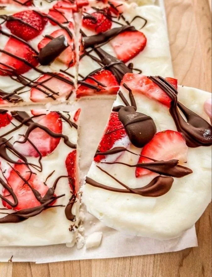 Strawberry Yogurt Bark: A Refreshing Treat 4 Homemade strawberry yogurt bark topped with fresh strawberries and nuts.